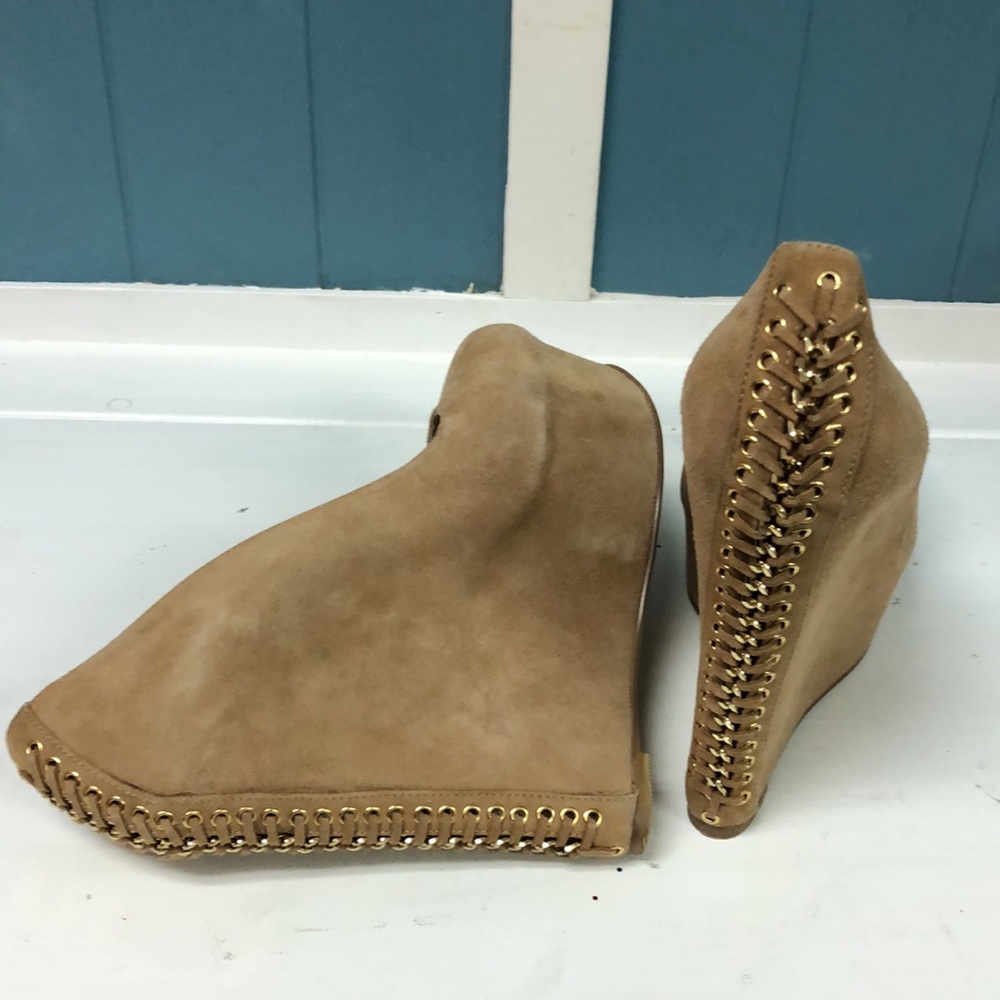 LuiChiny Red Carpet STEAL HER tan platform wedges with gold eyelets women’s sz 8